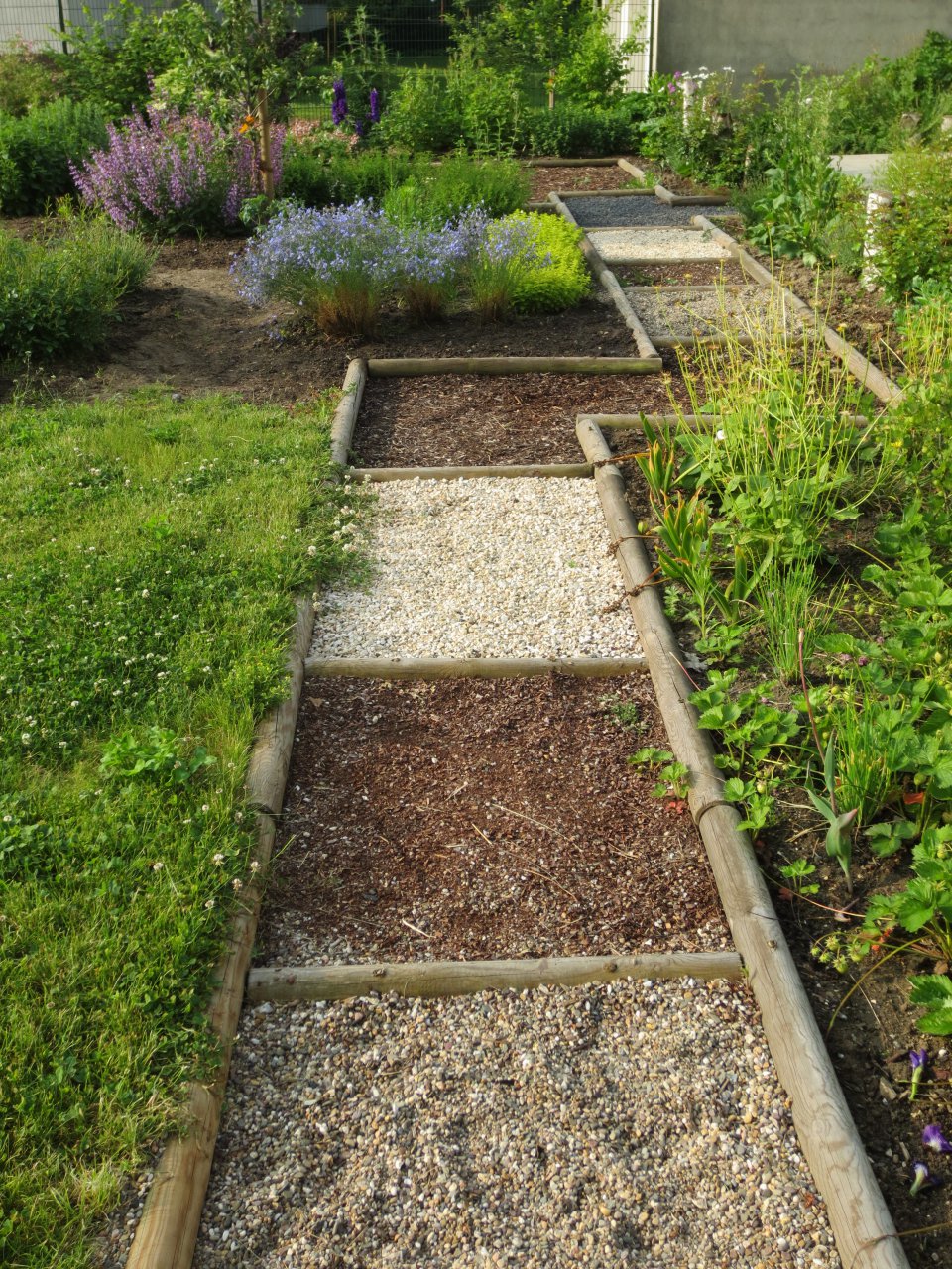 Barfu&szlig;pfad zwischen den Beeten