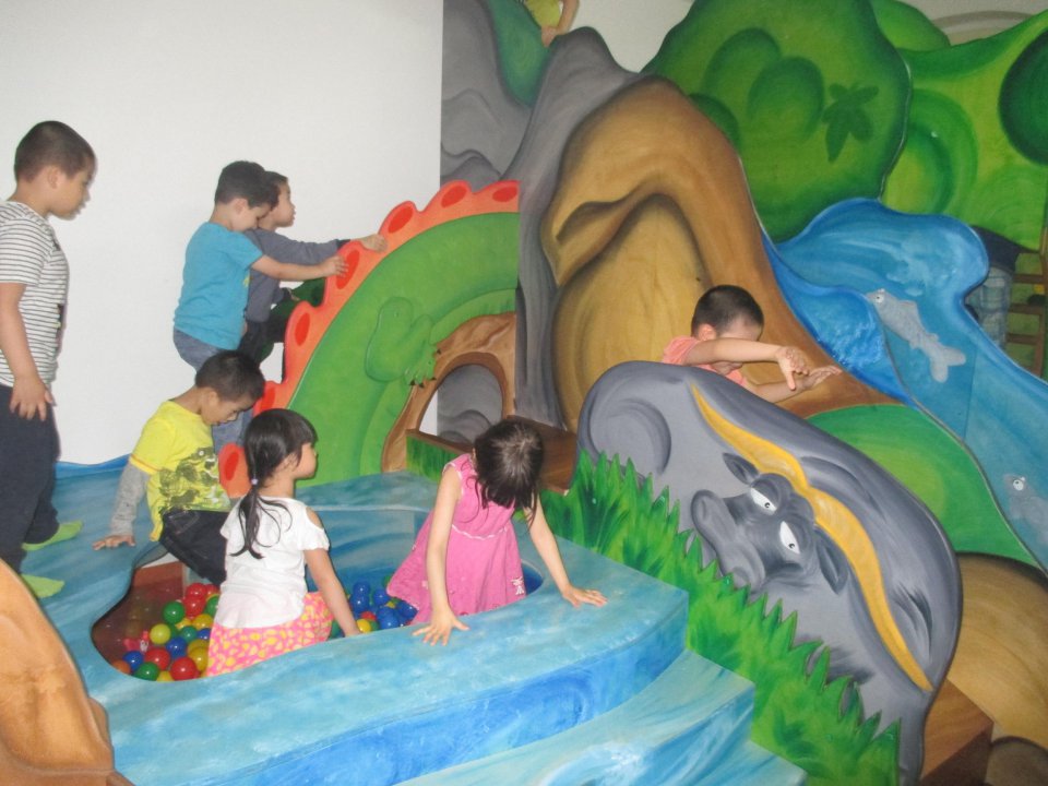 Kinder beim spielen neben dem Podest.