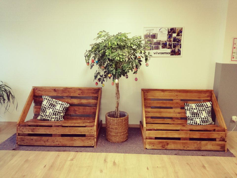 Die fertige Sitzecke aus Europaletten.