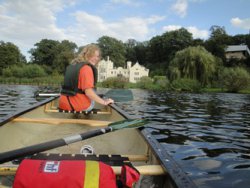 Eine Frau auf einem Kanu.