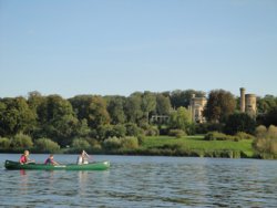 Aufnahme eines Sees mit einem Kanu und Personen.