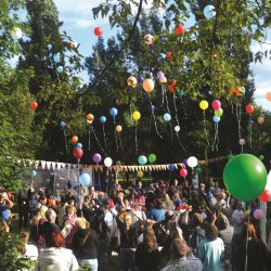 Bild von einem Fest im Freien.