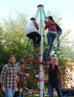 Jugendliche auf der neuen Kletternetzpyramide.