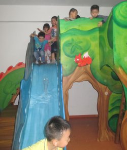 Kinder auf dem Spielpodest.