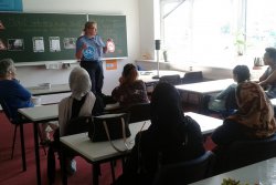 Lehrsituation in einem Klassenraum.