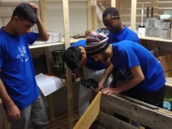 Jugendliche beim M&ouml;belbau