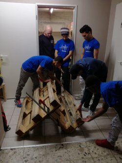 Eine Europalette wird zu einem M&ouml;belst&uuml;ck.