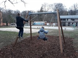 Schaukel auf dem Au&szlig;engel&auml;nde.